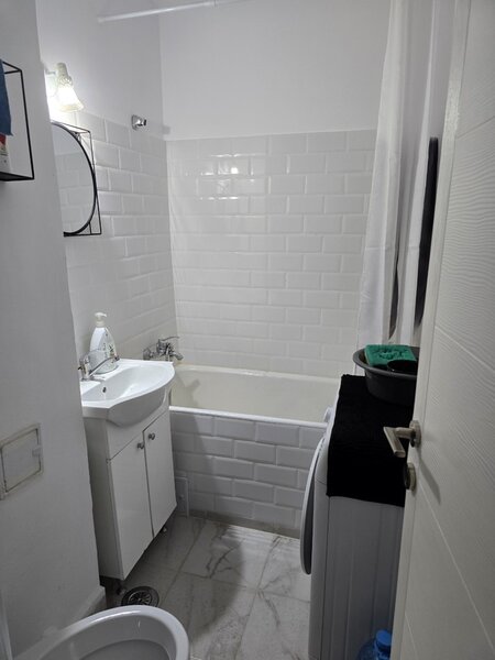 Dristor, chiar la gura de metrou, 5 minute mall si parc IOR,