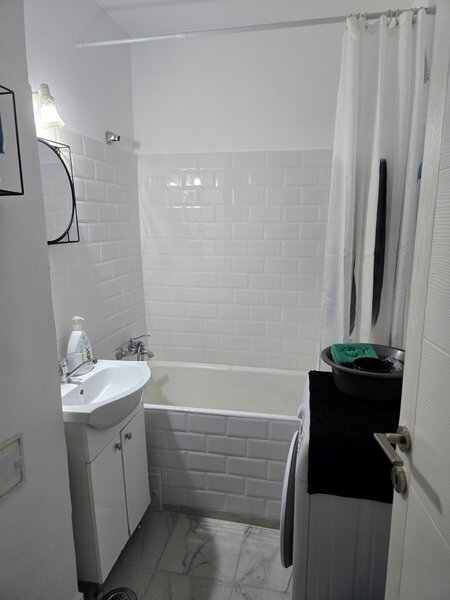 Dristor, chiar la gura de metrou, 5 minute mall si parc IOR,