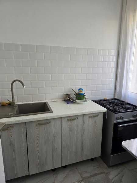 Dristor, chiar la gura de metrou, 5 minute mall si parc IOR,